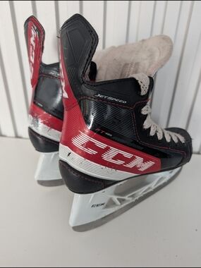 Size 13.5 Youth Junior / CCM Kids' JetSpeed Ft485 Red/Black Ice Hockey Skates 🏒